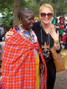 aube-jorgensen-kenya-avec-une-dame-masai-a-nairobi