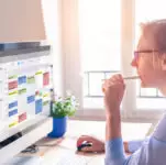 شخص، باستخدام، التقويم، تشغيل، الكمبيوتر، لتحسين، الوقت، الإدارة،، الخطة