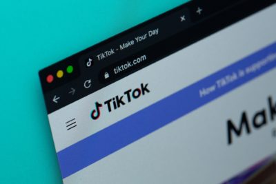 Note de l&#39;éditeur qui attire l&#39;attention du public à l&#39;ère de TikTok