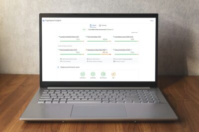 Ein offener Laptop-Computer, der auf einem Holztisch sitzt