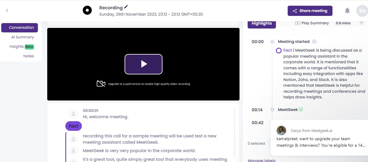 Isang screenshot ng Meetgeek na nag-transcribe ng isang na-upload na audio file. Sa kanang bahagi, nagpapakita rin ito ng mga highlight sa real time