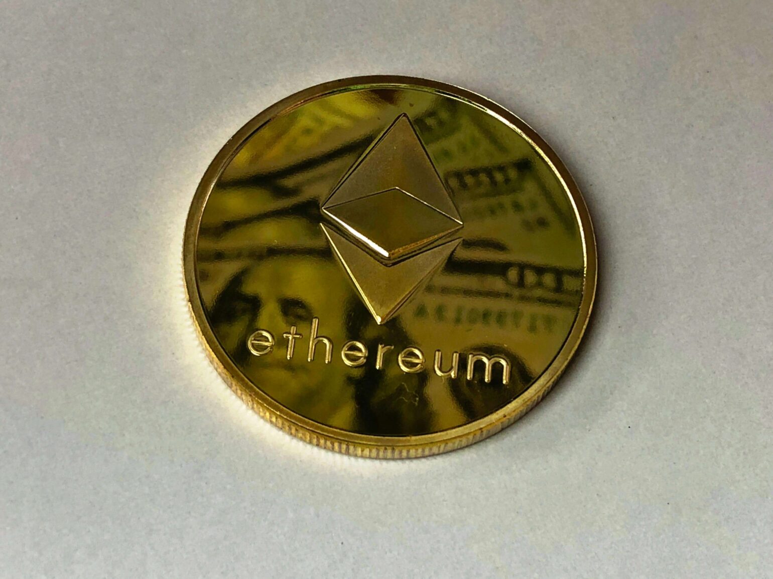 Publicação com tecnologia Ethereum: pagamentos em criptomoedas podem redefinir os direitos autorais?