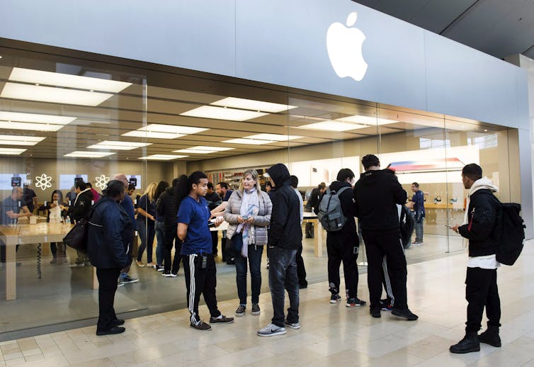Les gens s&#39;alignent à l&#39;Apple Store de Square One Shopping Center à Mississauga, en Ontario, en novembre 2017. The Canadian Press / Nathan Denette