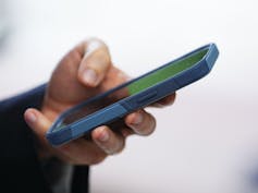 Une personne utilise un téléphone portable à Ottawa en juillet 2022. La presse canadienne / Sean Kilpatrick.